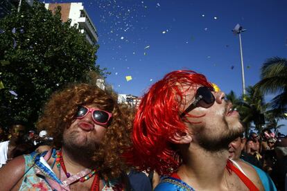 Foliões participam do desfile do bloco "Simpatia é Quase Amor", em Ipanema, no Rio.