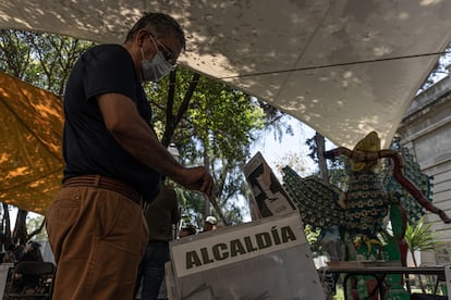 Una persona vota dentro de Museo Arqueológico de Xochimilco en Barrio La Planta el 6 de junio de 2021 en la Ciudad de México.