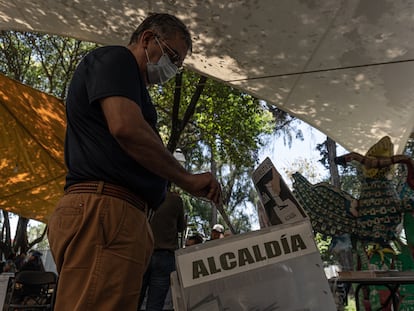 Una persona vota dentro de Museo Arqueológico de Xochimilco en Barrio La Planta el 6 de junio de 2021 en la Ciudad de México.
