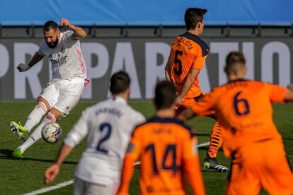Benzema dispara para abrir el marcador, este domingo en Valdebebas.