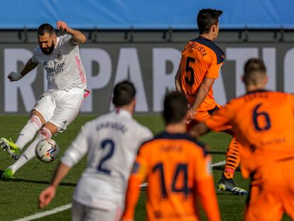 Benzema dispara para abrir el marcador, este domingo en Valdebebas.