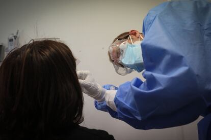 Un test PCR en un centro de atención primaria de Móstoles (Madrid).
