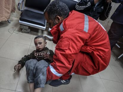 Un niño israelí herido es llevado al hospital Al Aqsa para recibir tratamiento tras un ataque israelí, este viernes en Deir el Balah, en el centro de Gaza.