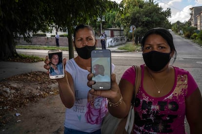 Madres de dos manifestantes que fueron arrestados durante las protestas de julio pasado en Cuba