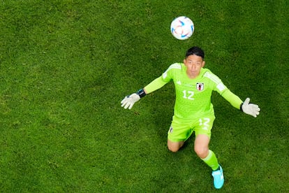 El guardameta de Japón, Shuichi Gonda, observa el balón durante el partido frente a España. 