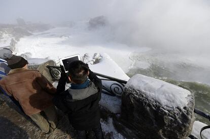 La invasión polar comenzó en el Medio Oeste durante el pasado fin de semana después del paso de una tormenta invernal bautizada como "Hércules", que había cubierto con sus nevadas desde Nueva Inglaterra a Michigan. En la imagen, turistas realizan fotos de las cataratas del Niágara congeladas.