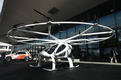 También señaló que en este evento se muestra al público toda la cadena de valor del automóvil, puesto que también participan proveedores y la industria auxiliar. En la imagen, un Volocopter 2X eléctrico, durante el Salón Internacional del Automóvil, en Frankfurt (Alemania).