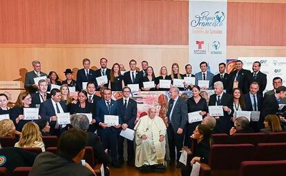 Un grupo de alcaldes latinoamericanos y el vicepresidente de CAF, Christian Asinelli, posan este jueves con el Papa Francisco en El Vaticano.