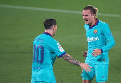 Messi y Griezmann celebran el gol del francés al Villarreal en La Cerámica, el 5 de julio