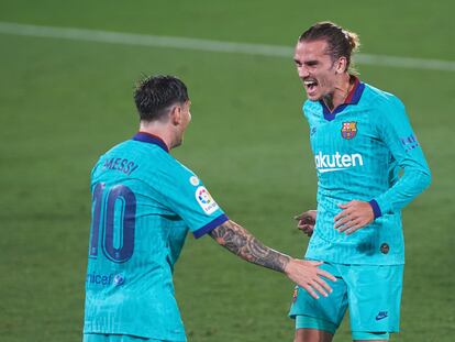 Messi y Griezmann celebran el gol del francés al Villarreal en La Cerámica, el 5 de julio