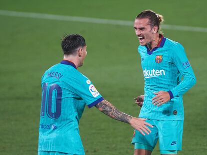 Messi y Griezmann celebran uno de los tantos al Villarreal.