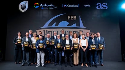 Todos los premiados en el Salón de la Fama del baloncesto español, junto a Elisa Aguilar, presidenta de la FEB, y Vicente Jiménez, director del diario As.