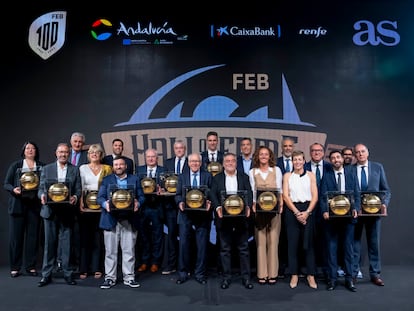 Todos los premiados en el Salón de la Fama del baloncesto español, junto a Elisa Aguilar, presidenta de la FEB, y Vicente Jiménez, director del diario As.