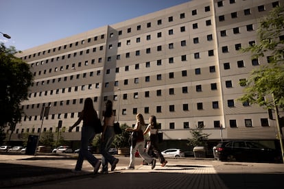 Residencia universitaria en la avenida Ramón Carande, Sevilla.