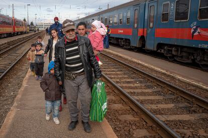 Refugiados procedentes de Ucrania tras bajar de un tren en Zahony, Hungría, el miércoles.