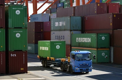 Un cami&oacute;n transporta un contenedor en el puerto de importaciones de Tokio-