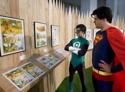 Dos jóvenes disfrazados de los personajes <i>La linterna Verde</i> y <i>Supermán</i> en el Salón del Comic.