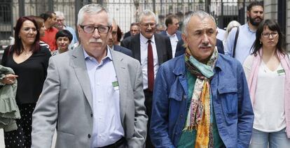 A la izquierda: los secretarios generales, de CCOO, Ignacio Fernández Toxo, y de UGT, Pepe Álvarez