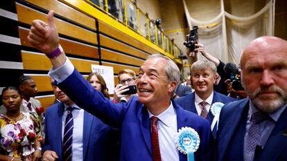 Nigel Farage saluda a sus seguidores, este jueves en Clacton-on-Sea.