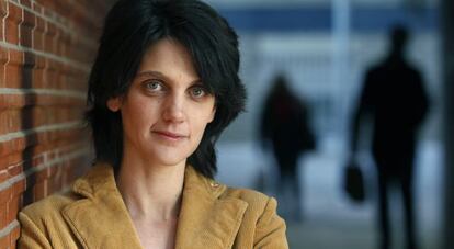 Pilar Sánchez Acera, en un callejón de entrada a Parque Blanco, en el barrio de Alcobendas donde se crió.