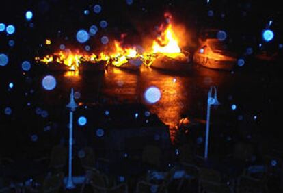 Imagen recogida tras la explosión, la noche del domingo, de cuatro barcos en Marina Este.