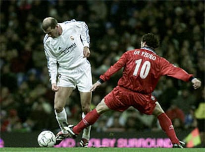 Zidane intenta progresar en su avance ante la oposición de De Pedro.