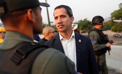 Juan Guaidó conversa com militares na base de La Carlota, em Caracas.