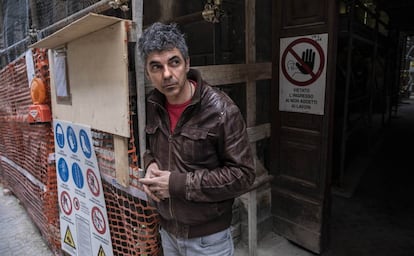 Paolo Mazzeschi, ante lo que queda del taller que perdió la noche del terremoto.