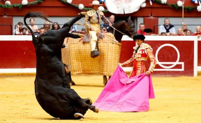 Vuelta de campana del primer toro de la tarde, antes de entrar al caballo.