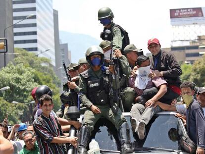 Soldados, con seguidores de Juan Guaidó este martes.