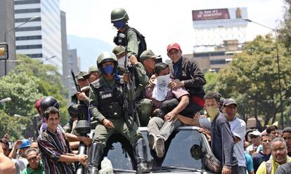 Soldados, con seguidores de Juan Guaidó este martes.