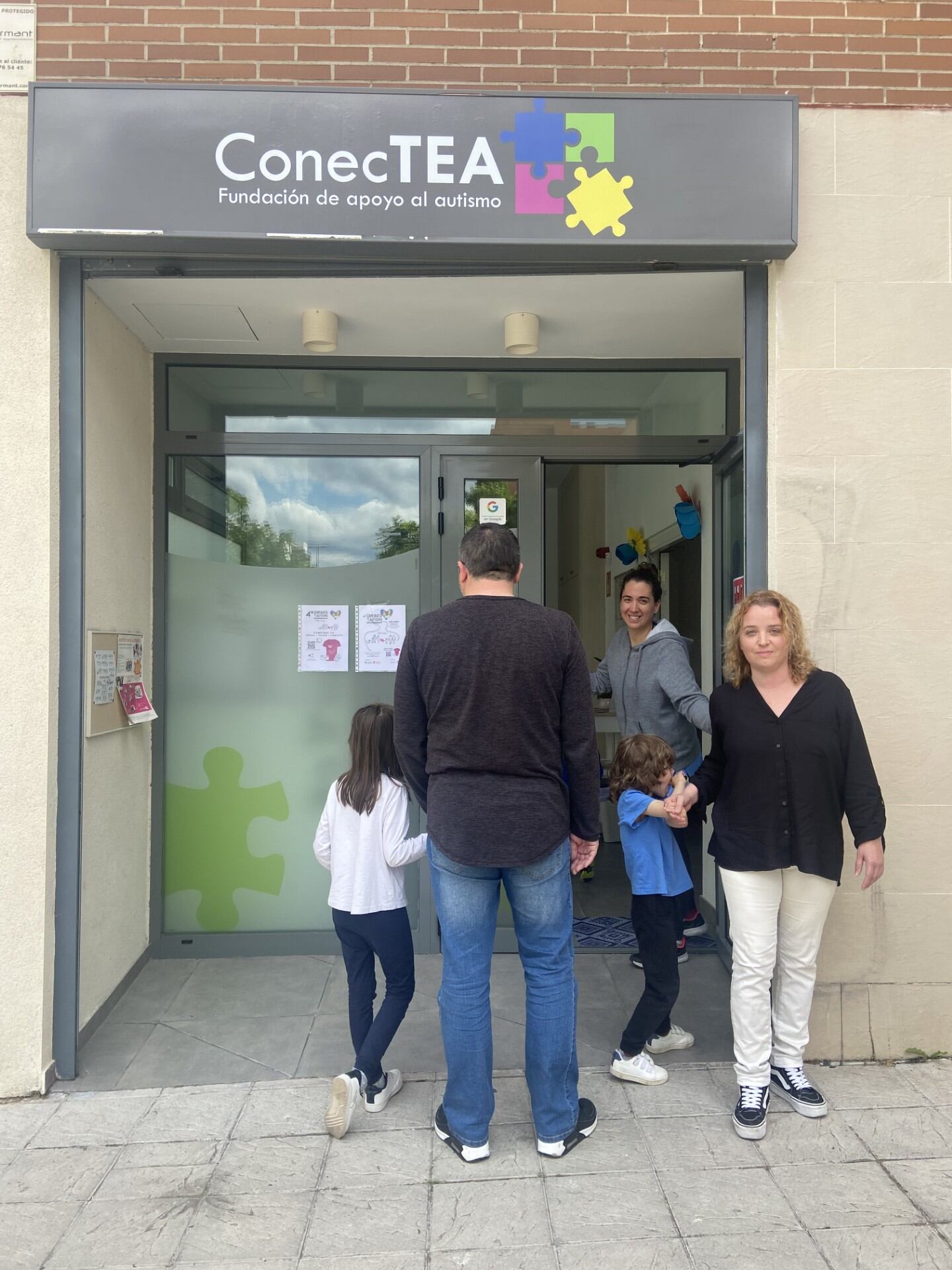 Verónica Sánchez entra con sus hijos David y Daniela a la Fundación ConecTea.