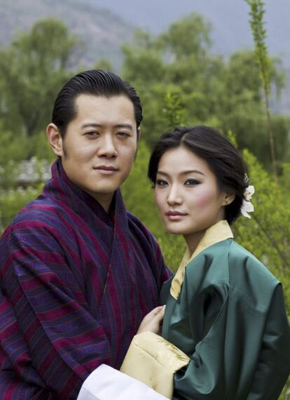 Los reyes de Bután, el país asiático más feliz del mundo, se casaron en 2011 en una ceremonia que fue el mayor acontecimiento en años. En sus cuatro años de matrimonio, Jigme Khesar Namgyel Wangchuck y su esposa Jetsun Pema Wangchuck han sabido ganarse la aprobación del pueblo. Tras comprometerse, el rey anunció su decisión de ser monógamo, a pesar de que la tradición le permitiría tener varias esposas. En 2016 nació el heredero al trono, Jigme Namgyel, conocido como el príncipe dragón, y esperan su segundo hijo para la próxima primavera.