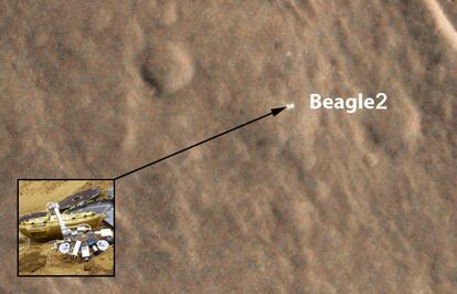 Imagen de Marte junto a una recreación de la sonda perdida.