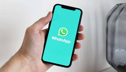 Smartphone con la aplicación WhatsApp