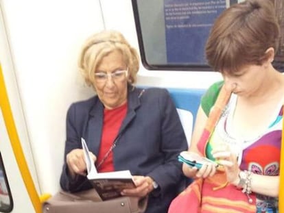¿Qué está leyendo Manuela Carmena en el metro?