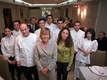 Yolanda Martínez (centro) y Aitor Agorreta (a la izquierda), junto al resto del equipo.