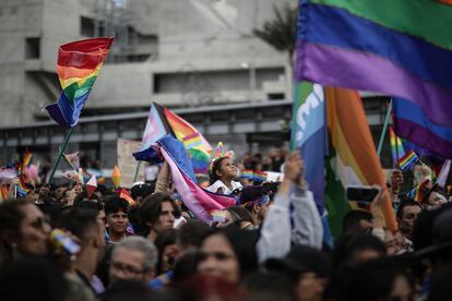 Una niña elevada entre los reunidos para celebrar el Orgullo LGBT en Bogotá (Colombia), este 2 de junio.
