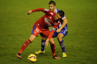 Julio Alvarez del numancia, autor de un gol,  y Toti del Alavés