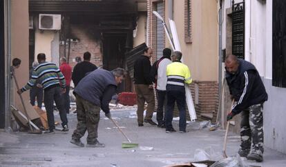 Exterior de la carnicería de Dúrcal (Granada) en la que este lunes ha habido una explosión.