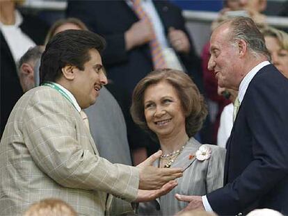 Los reyes Juan Carlos y Sofía saludan al presidente de la Federación de Arabia Saudí, Bin Abdul Aziz.