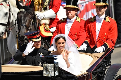 Los duques de Sussex durante el recorrido en la carroza.