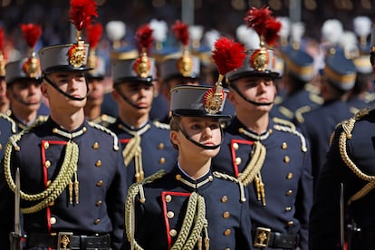 La princesa Leonor desfilaba junto a sus compañeros de promoción en el patio de armas de la Academia Militar de Zaragoza, este sábado. 