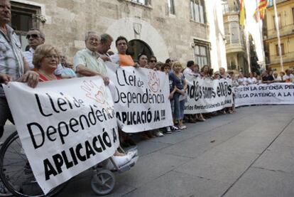Unas 150 personas se concentraron frente al Palau de la Generalitat para reclamar estabilidad en los recursos de la dependencia.