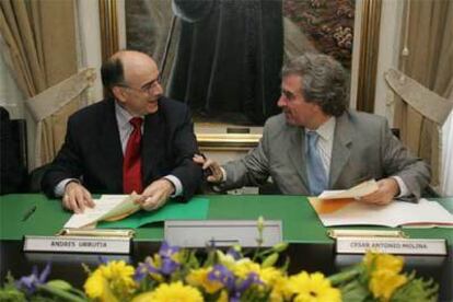 Andrés Urrutia (a la izquierda) y César Antonio Molina, ayer, en el acto de firma del convenio entre el Instituto Cervantes y Euskaltzaindia.