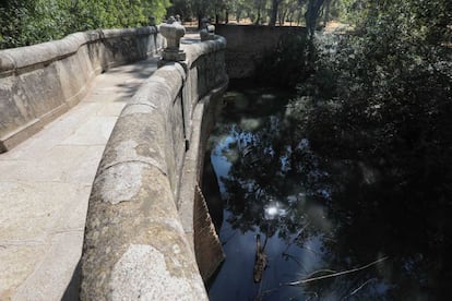 Puente de la Culebra que cruza el arroyo Meaques en la Casa de Campo.