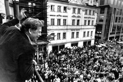 Tras la <i>revolución de terciopelo,</i> acompañó como intérprete al presidente Havel.
