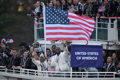 Los abanderados de Estados Unidos, Coco Gauff y Lebron James, durante el recorrido en barco de la delegación de Estados Unidos por el río Sena. 