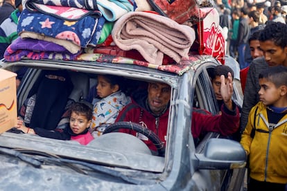 Una familia desplaza palestina se hace paso con su vehículo en Jan Yunis, en el sur de la Franja, tras el inicio del alto el fuego.