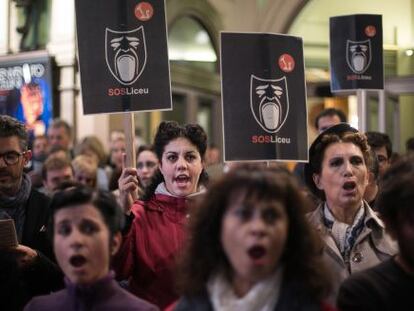 Los miembros del coro del Liceo cantan el &#039;Va pensiero&#039; del Nabucco en las Ramblas, como protesta.